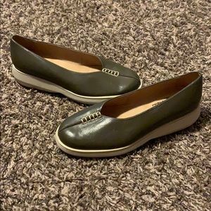 Tommy Bahama women’s split toe slip on shoes